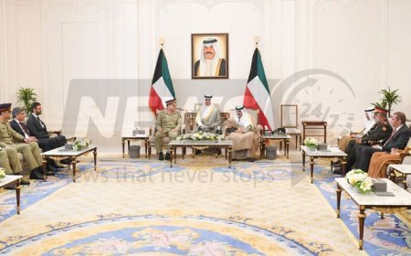 The Chief of the Pakistan Army holds discussions with the Crown Prince of Kuwait.