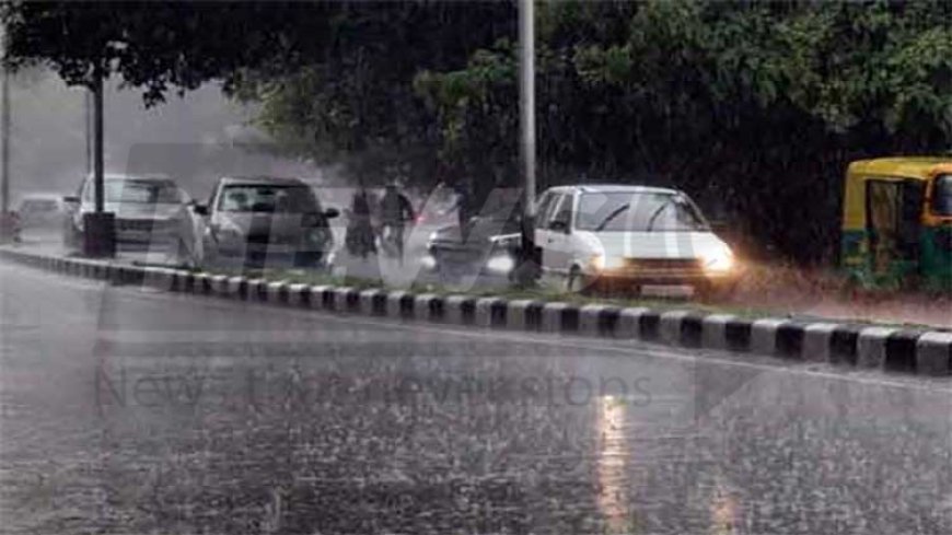 A light rain in Lahore has dispelled the smog, causing the city's temperature to drop to 16 degrees Celsius.