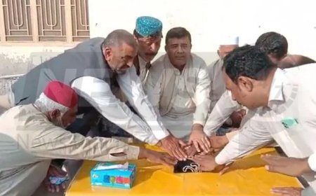 A PML-N candidate swears an oath on the Holy Quran with the support of followers before the elections.