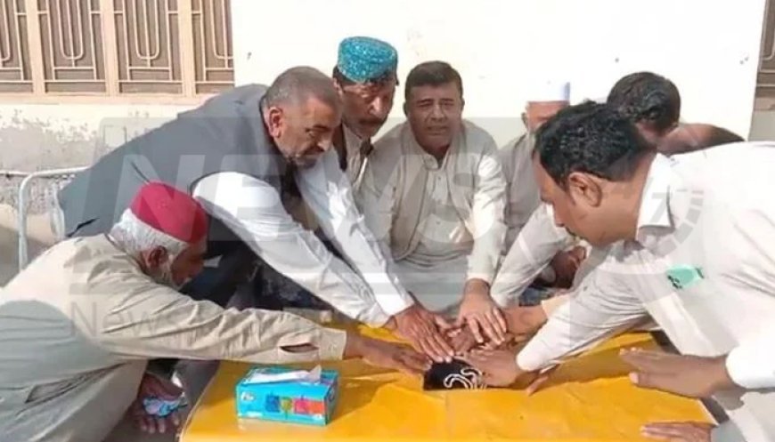 A PML-N candidate swears an oath on the Holy Quran with the support of followers before the elections.